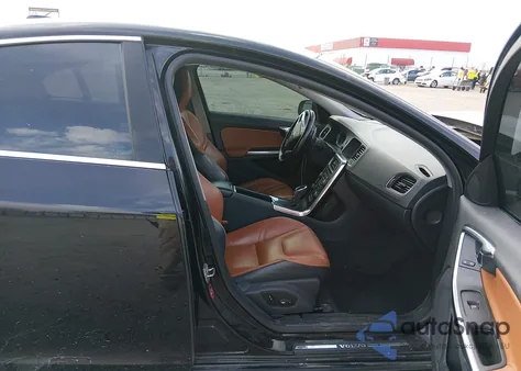 2014 Volvo S60 T5 z USA, uszkodzony, nr VIN YV1612FS3E1288572